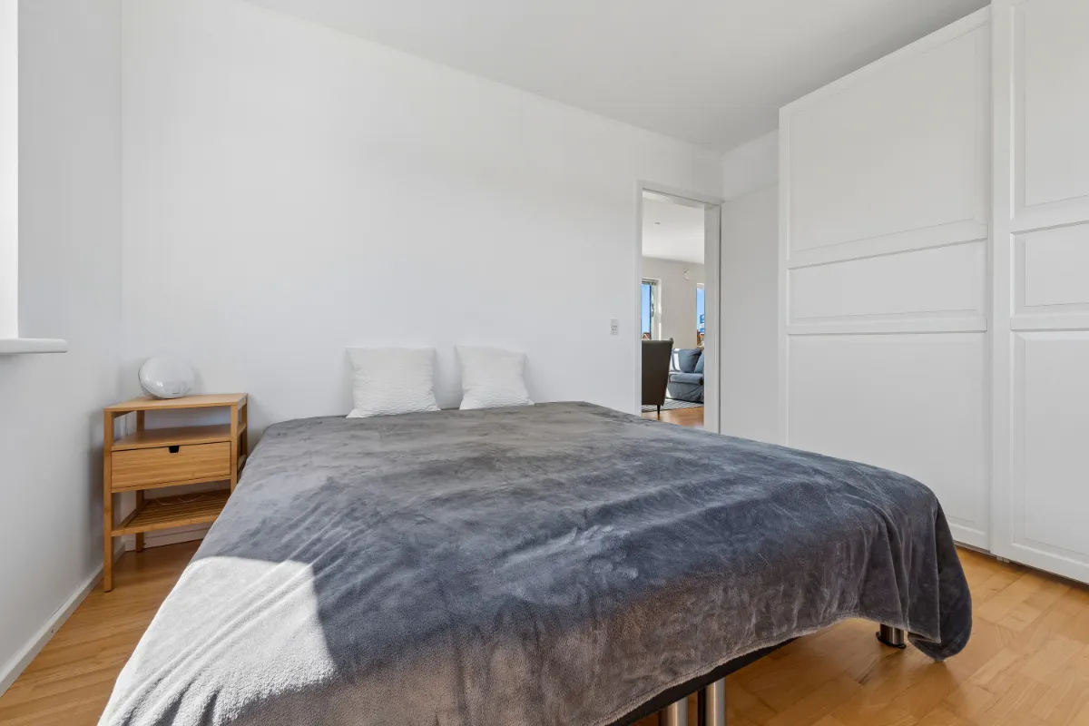 Soveværelset med vindue mod gården.