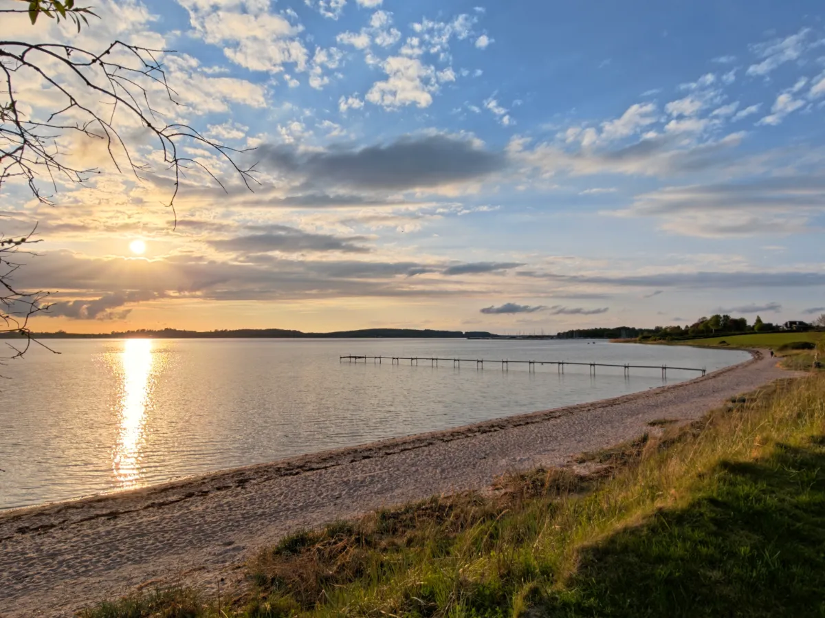 Stranden ved Marbæk med badebro i den gyldne time