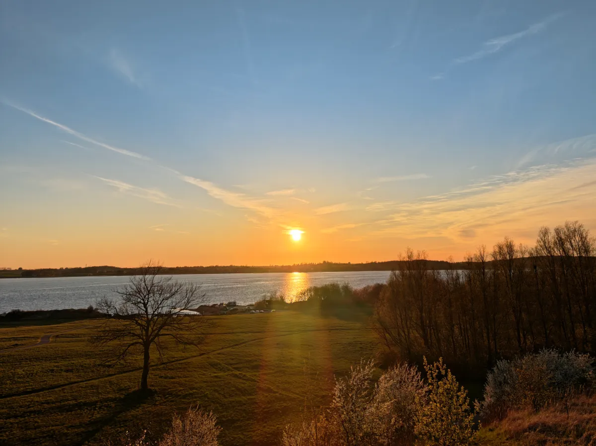Solnedgang over Roskilde Fjord set fra Marbæk Strandpark